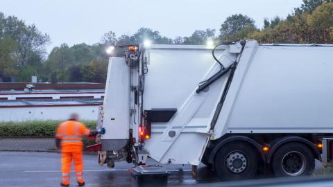 Refuse truck