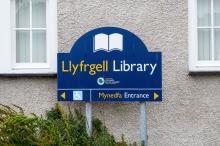 Llyfrgell Library sign