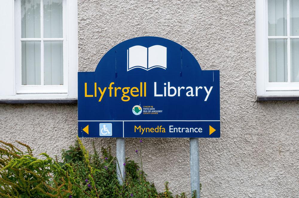 Llyfrgell Library sign